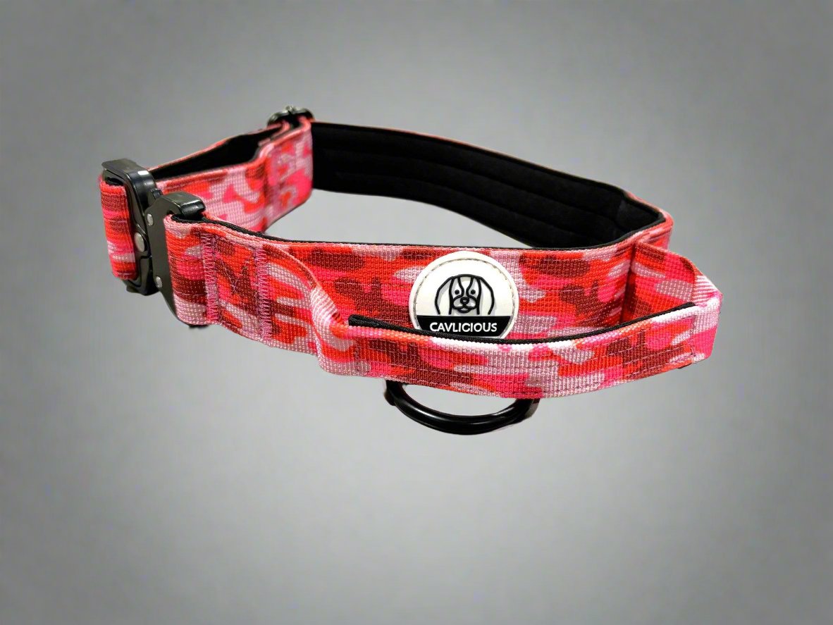 The Bold&amp;Brave tactical collar with frog clasp is perfect for large dogs who need extra support. Made with soft neoprene padding and a sturdy 3.8cm width, this collar offers both comfort and control. Available in red and blue camo, it also comes with a matching leash featuring a quick-release frog clasp for added safety.