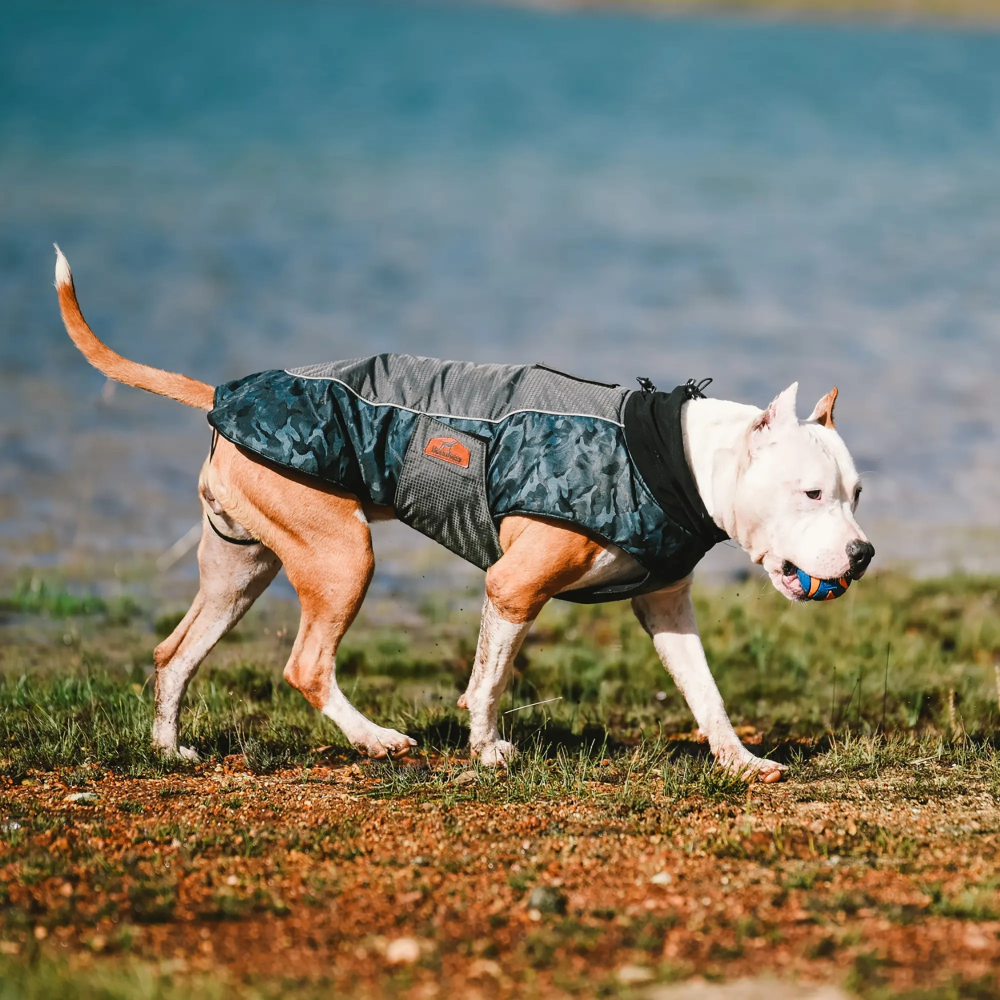 water- and windproof dog parka in strong ripstop material. Lined with soft fleece. Hole for lead. Adjustable at the belly and neck. 